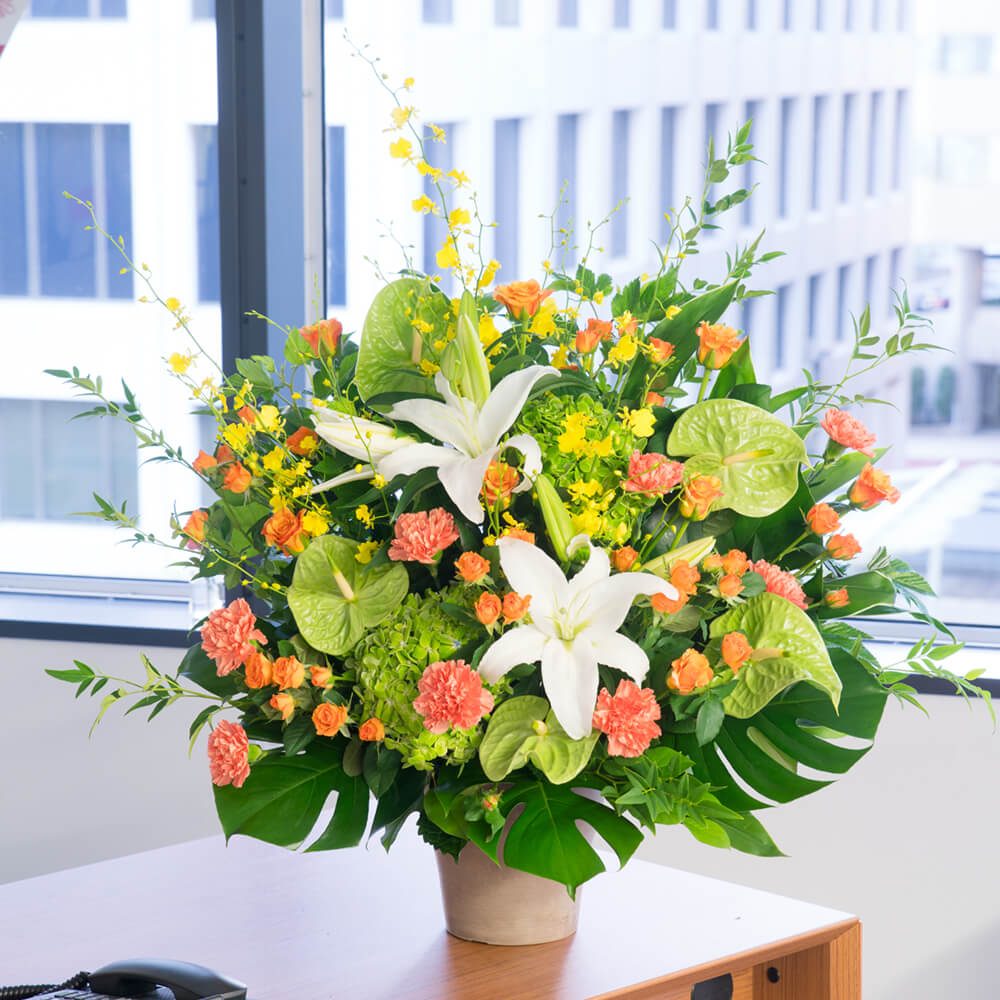 イエローとオレンジの豪華なアレンジメント - アレンジメント(法人） ［613252］｜花 や花束の宅配・ビジネスギフト・法人向けフラワーギフトなら｜ビジネス花キューピット【公式サイト】