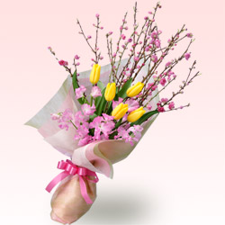 ひな祭りフラワーギフト・桃の花とチューリップの花束