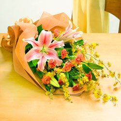 ユリと秋色の花束