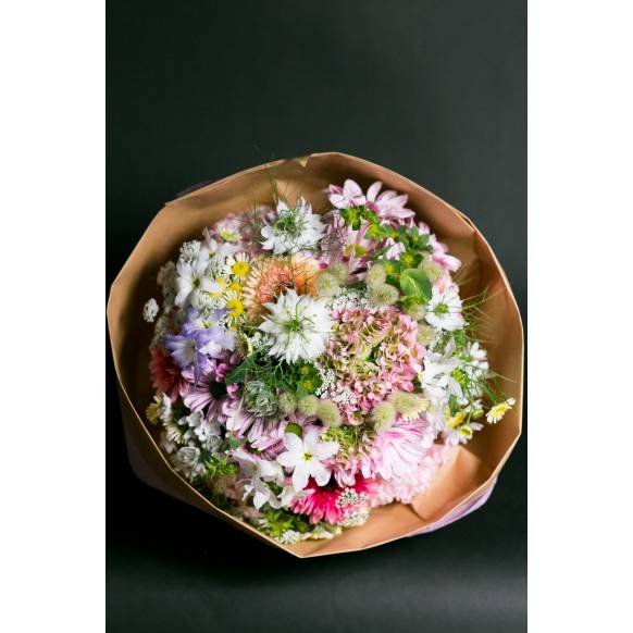 デザイナーおまかせ季節の旬な花束LLサイズ～淡い可愛い感じ～一般カテゴリー
