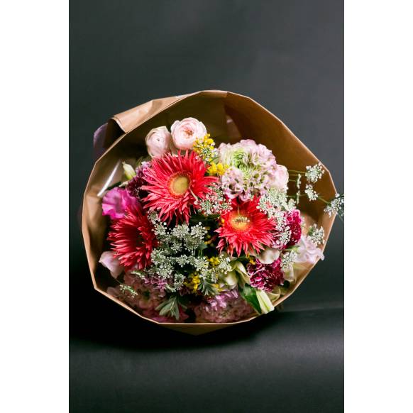 デザイナーおまかせ季節の旬な花束Mサイズ～淡い可愛い感じ～誕生日フラワーギフト(宅配)