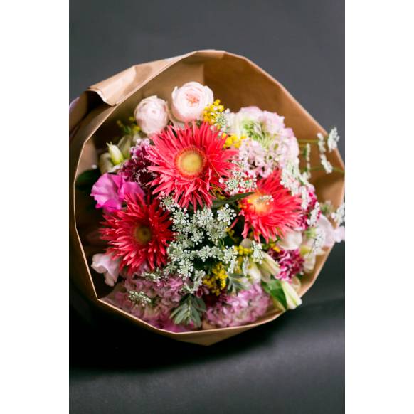 誕生日フラワーギフト(宅配),デザイナーおまかせ季節の旬な花束Mサイズ～淡い可愛い感じ～,フローリストせきど