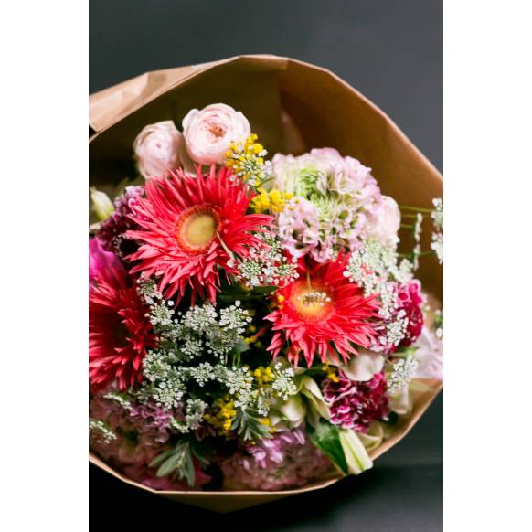 誕生日フラワーギフト(宅配),デザイナーおまかせ季節の旬な花束Mサイズ～淡い可愛い感じ～,フローリストせきど