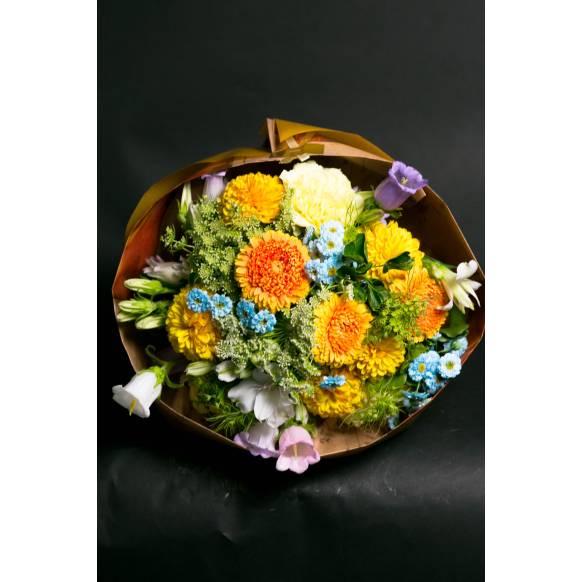 デザイナーおまかせ季節の旬な花束Mサイズ～明るい感じ～一般カテゴリー