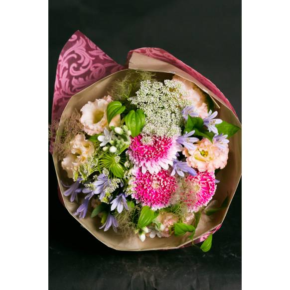 デザイナーおまかせ季節の旬な花束Mサイズ～淡い可愛い感じ～母の日特集(宅配)
