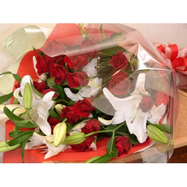 【通年｜レッド】赤バラとカスミソウの花束