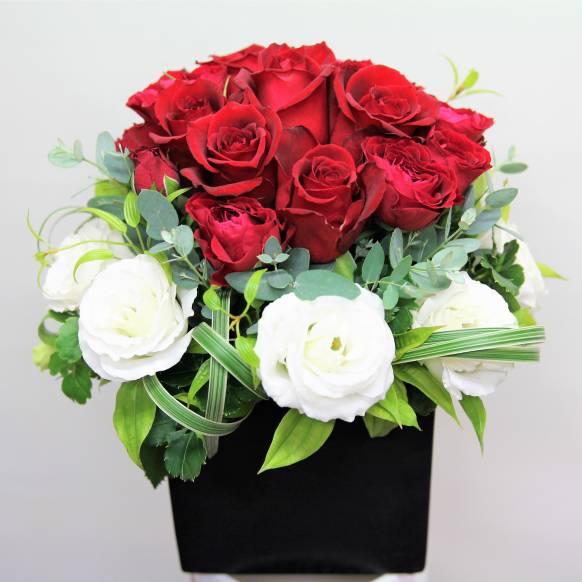 一般カテゴリー,赤バラと白トルコキキョウのアレンジメント,花モト