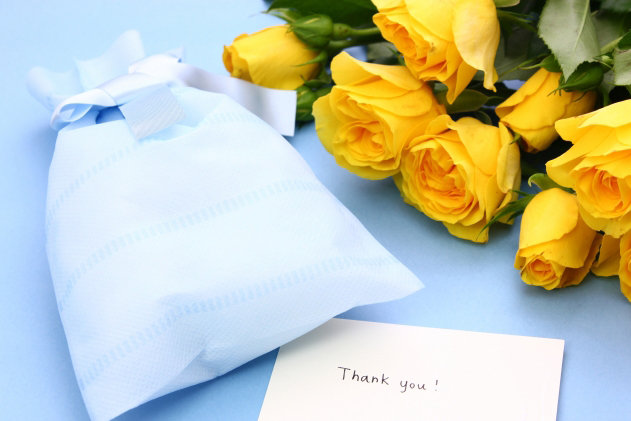 花 ギフト プレゼント ワインカラーのお花ビオレッタ 届いたら置くだけ不思議なワンダーブーケ 歓送迎 父の日 贈り物 退職 送別 新品未使用正規品 届いたら置くだけ不思議なワンダーブーケ