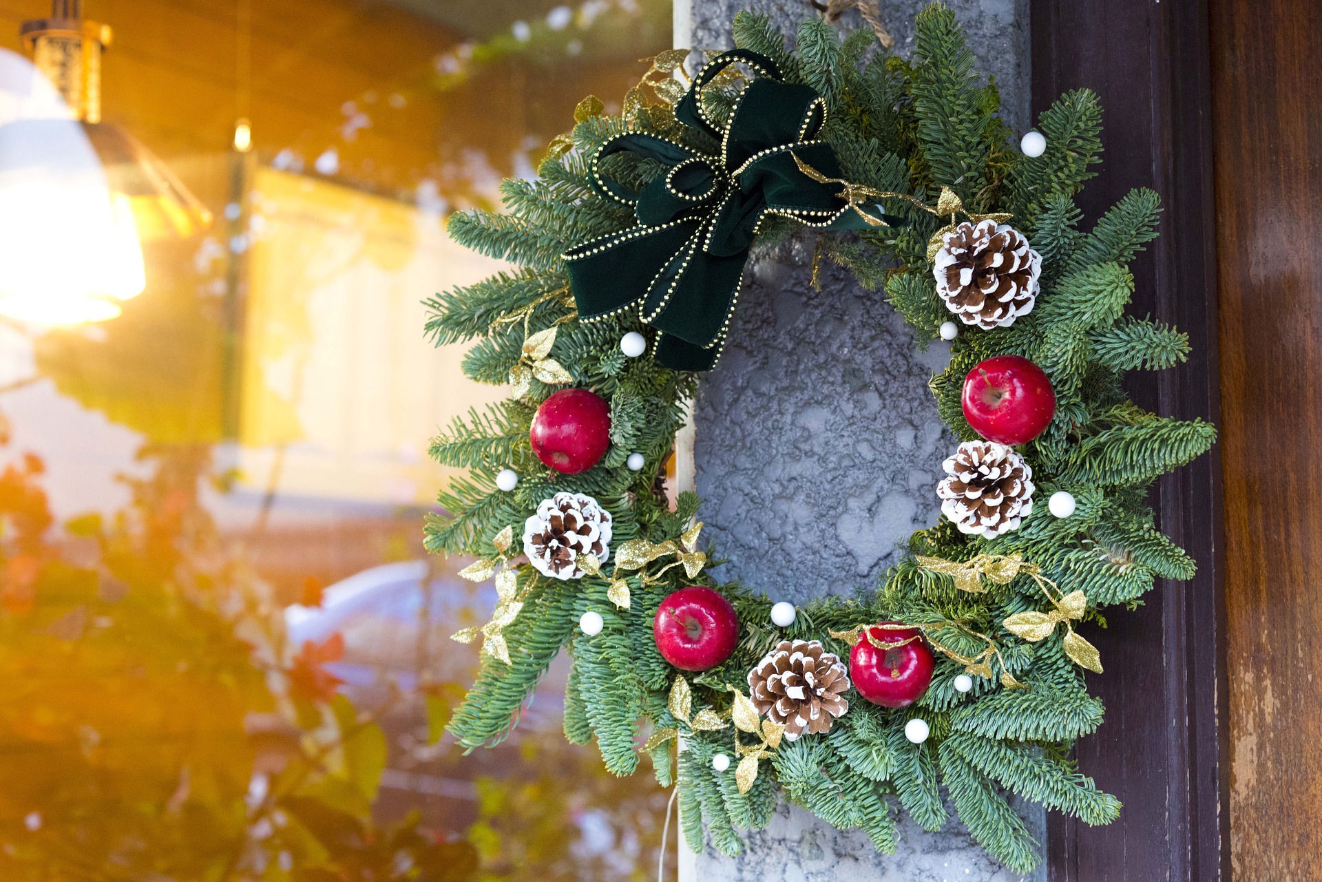 クリスマスリースの意味とは 作り方や飾りの役割 花だより