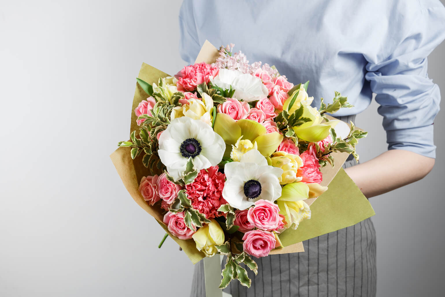カーネーションのよさを引き立てる、華麗で豪奢なお花たち