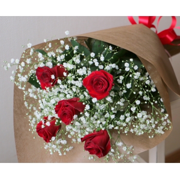 赤バラとカスミソウの花束 インターネット花キューピット フラワーギフト 手渡し