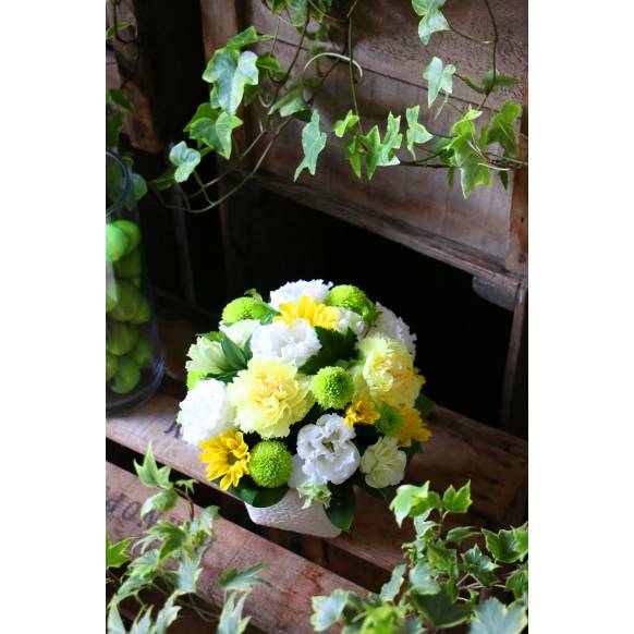 オレンジバラとカスミソウの花束