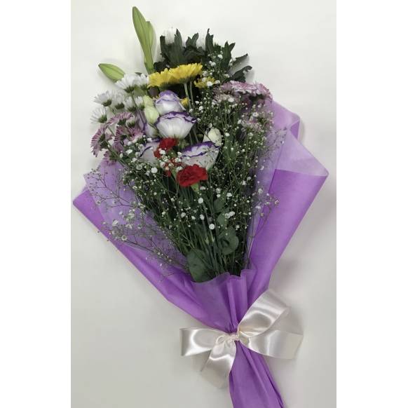 赤バラとかすみ草の花束