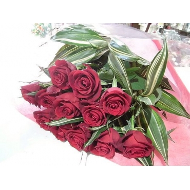 プロポーズに１２本の赤いバラの花束 インターネット花キューピット フラワーギフト 手渡し