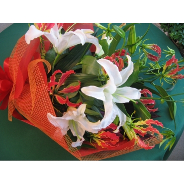 グロリオーサの花束 インターネット花キューピット フラワーギフト 手渡し