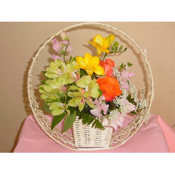 明るい花かご