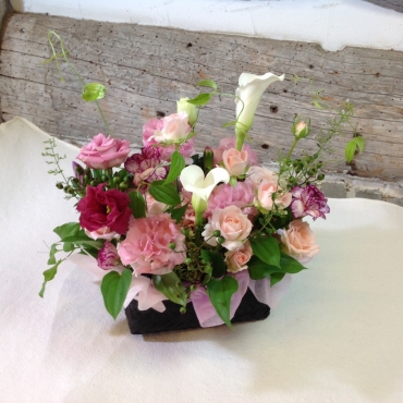 一般カテゴリー,【生花】和風バスケットのピンク系アレンジメント,本郷台花う