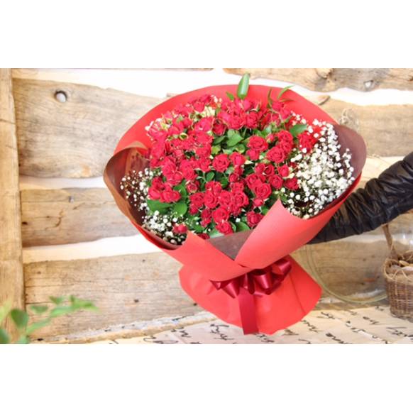 プロポーズに 赤いスプレーバラとかすみ草の花束 インターネット花キューピット お取り寄せフラワーギフト