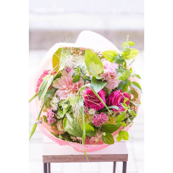 デザイナーおまかせ季節の旬な花束Lサイズ～淡い可愛い感じ～一般カテゴリー
