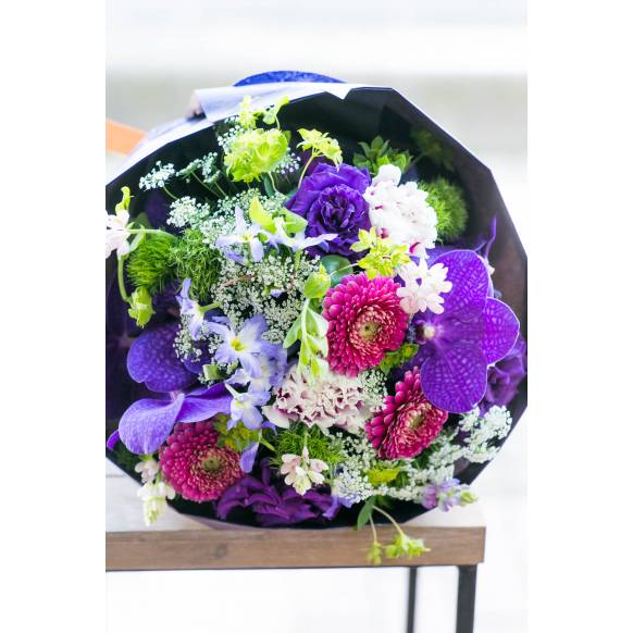 デザイナーおまかせ季節の旬な花束Lサイズ～シックな感じ～一般カテゴリー