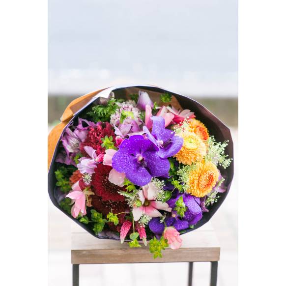 デザイナーおまかせ季節の旬な花束LLサイズ～シックな感じ～一般カテゴリー