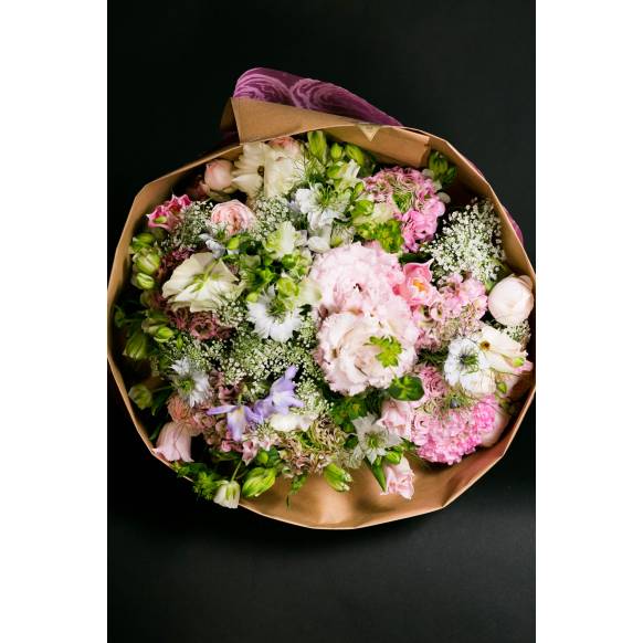 デザイナーおまかせ季節の旬な花束llサイズ 淡い可愛い感じ インターネット花キューピット お取り寄せフラワーギフト