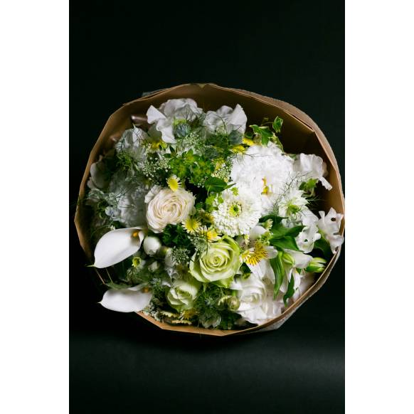 デザイナーおまかせ季節の旬な花束LLサイズ～清楚な感じ～一般カテゴリー
