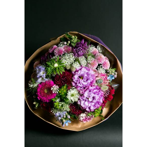 デザイナーおまかせ季節の旬な花束Lサイズ～シックな感じ～一般カテゴリー