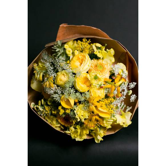 デザイナーおまかせ季節の旬な花束LLサイズ～明るい感じ～一般カテゴリー