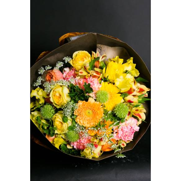 デザイナーおまかせ季節の旬な花束Lサイズ～明るい感じ～一般カテゴリー