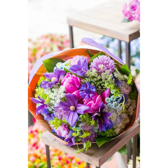 デザイナーおまかせ季節の旬な花束LLサイズ～シックな感じ～一般カテゴリー