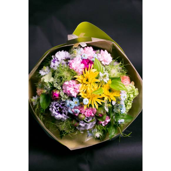 デザイナーおまかせ季節の旬な花束Lサイズ～明るい感じ～一般カテゴリー