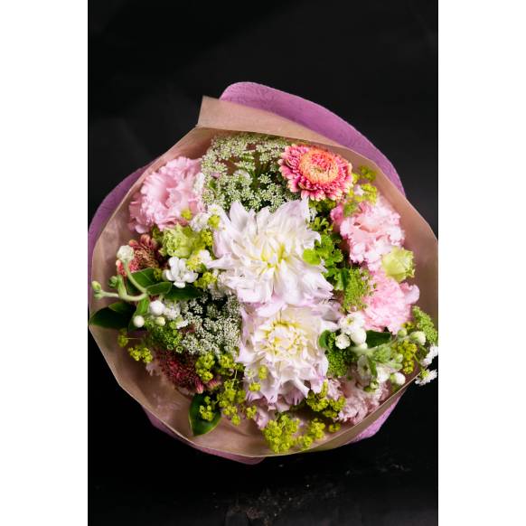 デザイナーおまかせ季節の旬な花束Lサイズ～淡い可愛い感じ～一般カテゴリー