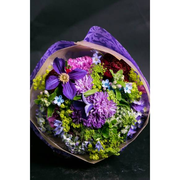 デザイナーおまかせ季節の旬な花束Lサイズ～シックな感じ～一般カテゴリー