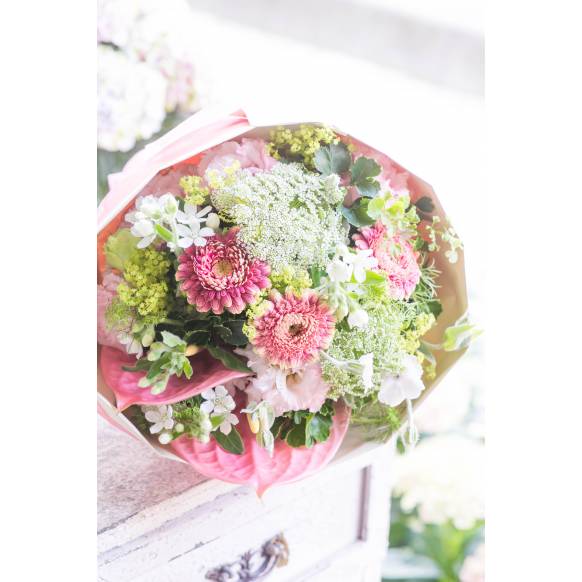 デザイナーおまかせ季節の旬な花束Lサイズ～淡い可愛い感じ～一般カテゴリー