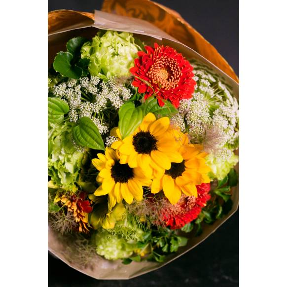 デザイナーおまかせ季節の旬な花束Lサイズ～明るい感じ～一般カテゴリー