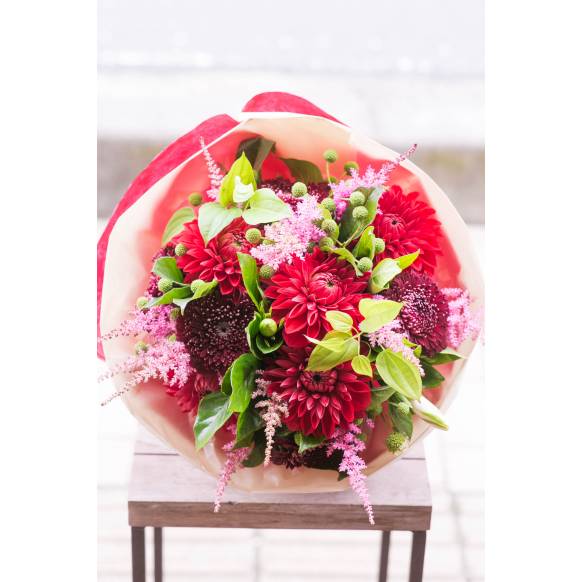 デザイナーおまかせ季節の旬な花束LLサイズ～シックな感じ～一般カテゴリー