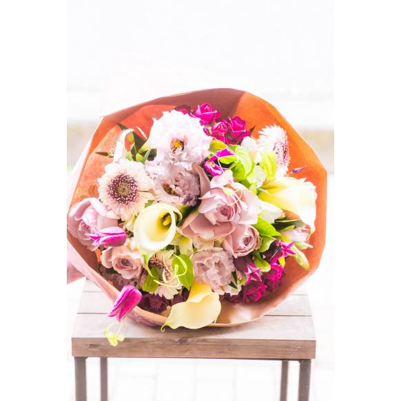 デザイナーおまかせ季節の旬な花束Lサイズ～淡い可愛い感じ～一般カテゴリー