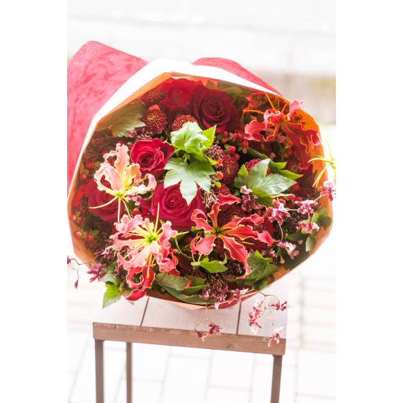 デザイナーおまかせ季節の旬な花束LLサイズ～シックな感じ～一般カテゴリー