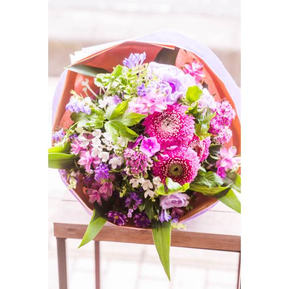 デザイナーおまかせ季節の旬な花束Lサイズ～シックな感じ～一般カテゴリー