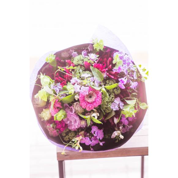 デザイナーおまかせ季節の旬な花束LLサイズ～シックな感じ～一般カテゴリー