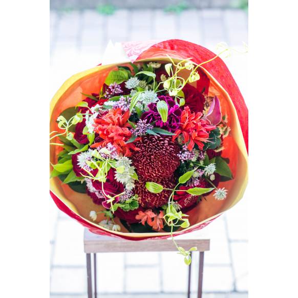 デザイナーおまかせ季節の旬な花束LLサイズ～シックな感じ～一般カテゴリー