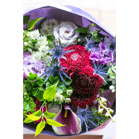 デザイナーおまかせ季節の旬な花束mサイズ シックな感じ インターネット花キューピット お取り寄せフラワーギフト デザイナーおまかせ季節の旬な花束mサイズ シックな感じ インターネット花キューピット お取り寄せフラワーギフト