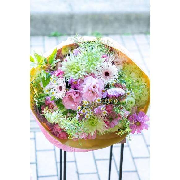 デザイナーおまかせ季節の旬な花束LLサイズ～淡い可愛い感じでおまかせ～一般カテゴリー