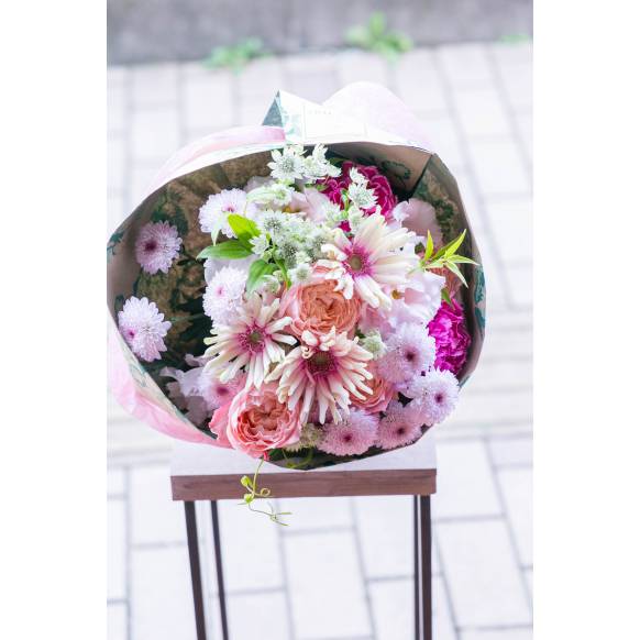 デザイナーおまかせ季節の旬な花束Lサイズ～淡い可愛い感じ～一般カテゴリー