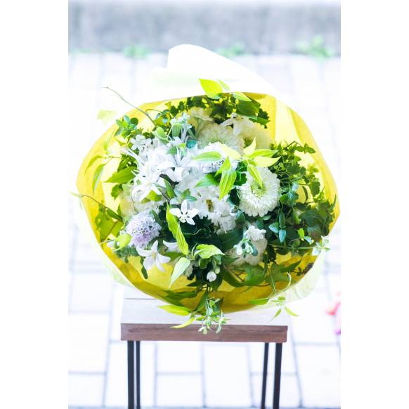 デザイナーおまかせ季節の旬な花束Lサイズ～清楚な感じでおまかせ～一般カテゴリー