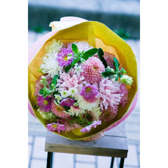 デザイナーおまかせ季節の旬な花束Lサイズ～淡い可愛い感じでおまかせ～一般カテゴリー