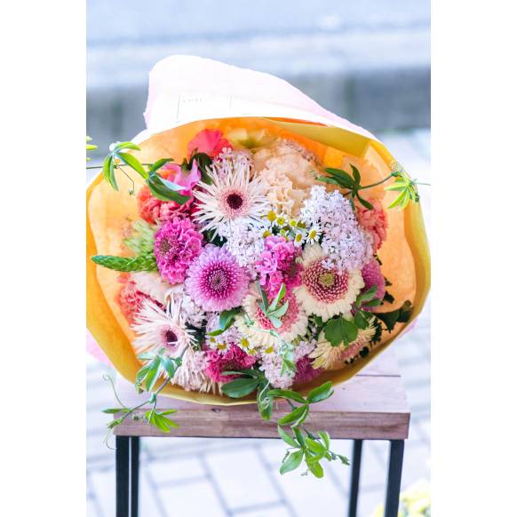 デザイナーおまかせ季節の旬な花束Lサイズ～淡い可愛い感じでおまかせ～一般カテゴリー