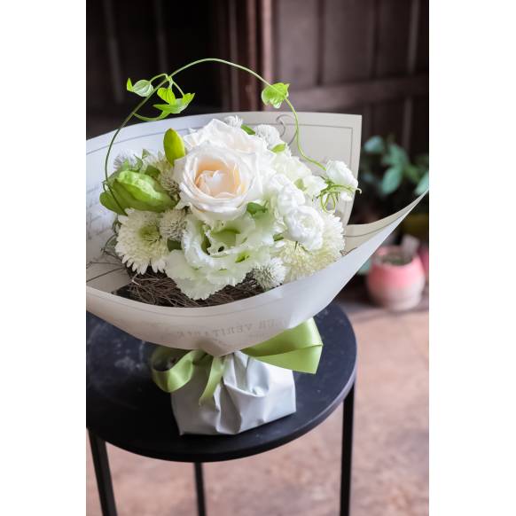 一般カテゴリー,ラッピング外さず花瓶要らず！そのまま飾れる花束・ナチュールMサイズ～清楚な感じでおまかせ～,フローリストせきど