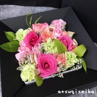 ピンクバラのフラワーボックス インターネット花キューピット フラワーギフト 手渡し